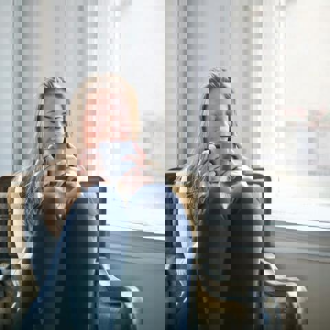 Lady Sitting Drinking Tea Olly 846080