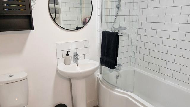 6 Howards Way Bathroom